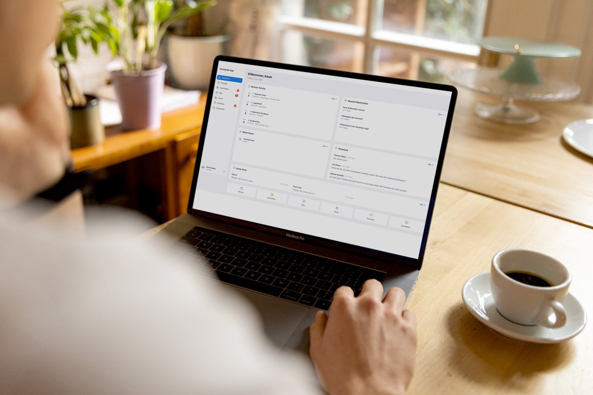 Person nutzt die Qehillah Gemeinde-Plattform auf einem Laptop in einem Café